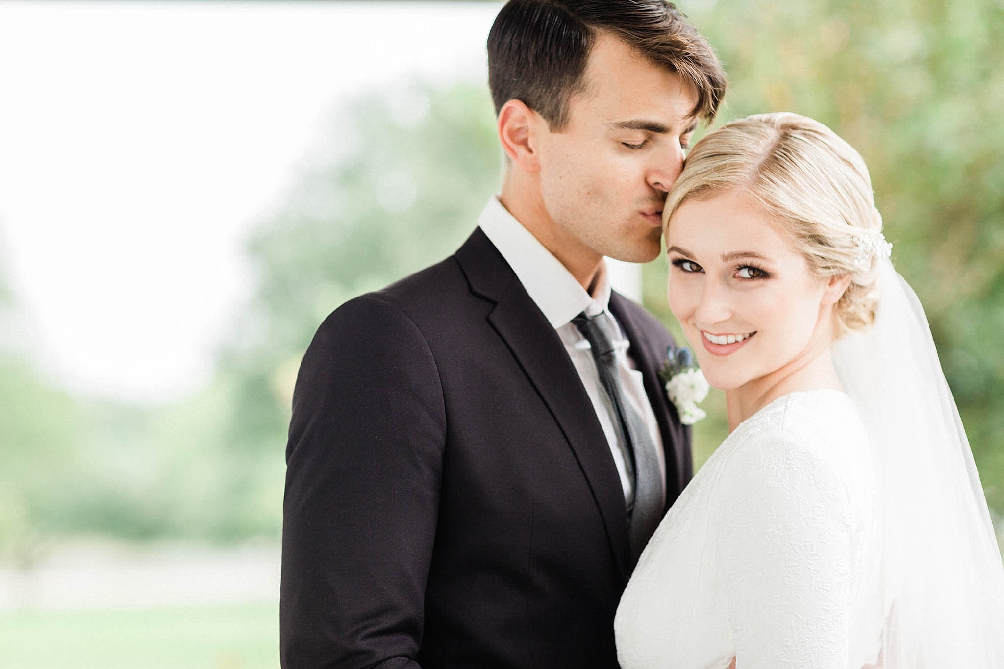 light and airy wedding photographer leslie margarita